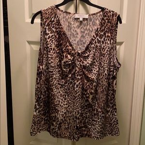 Kasper sleeveless blouse in animal print.